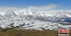  武雪峰 摄 融入夏日草美高梅网站原美景和雪域风光的肃南草原
